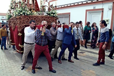 El Granado, İspanya; 125 2017. Geçit töreninde Santa Catalina heykelini taşıyan adamlar. Geleneksel kültürel öneme sahip festival ve kasaba sakinleri tarafından maneviyat ve inançla yaşandı..