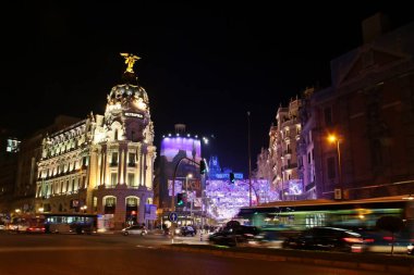 Madrid, İspanya; 12 05 2018. Gece Metropolis binasında, Alcala Caddesi ile Gran Via Caddesi 'nin kesiştiği yerde. Noel' de ışıklar yanıyor..