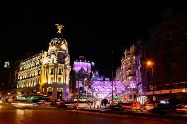 Madrid, İspanya; 12 05 2018. Gece Metropolis binasında, Alcala Caddesi ile Gran Via Caddesi 'nin kesiştiği yerde. Noel' de ışıklar yanıyor..
