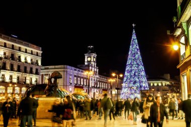 Madrid İspanya; 12 05 2018. Madrid 'deki Plaza del Sol' da ışıklandırılmış Noel ağacı. Meşhur Puerta del Sol, ayının heykelini ve çilek ağacını bulabileceğiniz popüler bir yer..