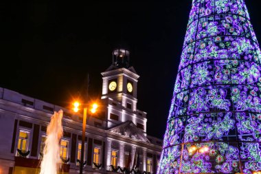 Saat Kulesi olan posta evi ve Sun Meydanı 'ndaki Noel ağacı. Puerta del Sol Madrid, İspanya.