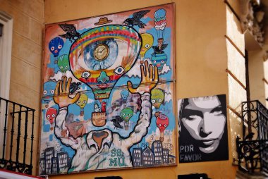 Madrid, İspanya; 12 28 2015. Lavapies Caddesi 'ndeki duvar resmi. Şehir sanatı Madrid 'in merkez ve çok kültürlü semtlerinden birinin cephesinde sergilendi..