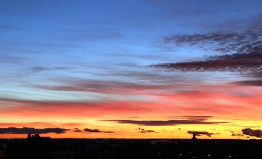 Gün batımında sıcak renkli bulutlar. Madrid 'de, Montecarmelo' dan gelen karanlık çöktü..
