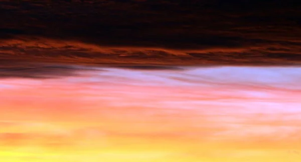 日没時に暖かい色の雲 マドリードのグアダラマ山脈の上の太陽の最後の光線と空の雲の背景 — ストック写真
