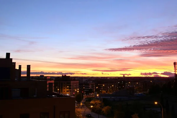 Wolken Mit Warmen Farben Bei Sonnenuntergang Abenddämmerung Über Madrid Aus — Stockfoto