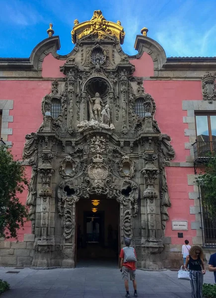 Мадрид Испания 2017 Туристы Смотрят Фасад Музея Истории Мадрида Здание — стоковое фото