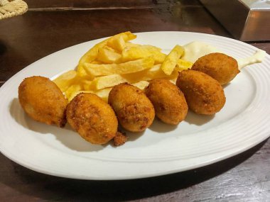 İber usulü domuz güveci, Endülüs usulü. Sevilla 'da ve İspanya' nın büyük bölümünde yenen en popüler yemeklerden biri..