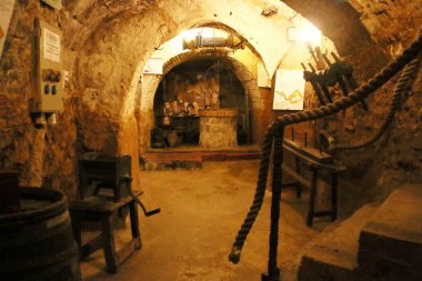 12 07 2017. Aranda de Duero, İspanya. Aranda de Duero 'da 16. yüzyıldan kalma tarihi şaraphane. El Lagar de Isilla restoranında ücretsiz ziyaret edilebilen geleneksel yeraltı şaraphanesi.