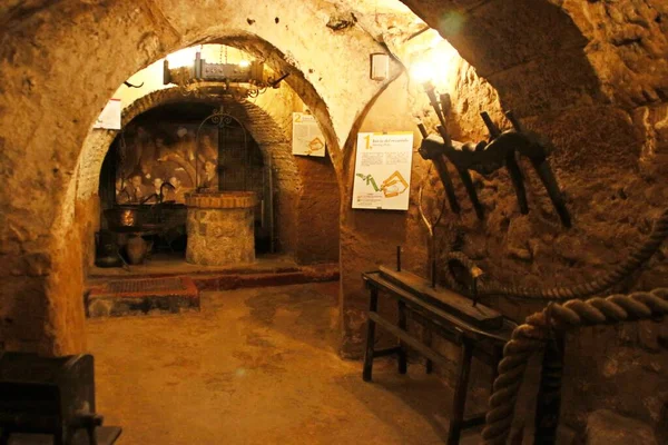 2017年7月12日 スペインのアランダ ドゥエロ アランダ ドゥエロの15世紀の歴史的なワイナリー Lagar Isillaレストランで無料で訪れることができる伝統的な地下ワイナリー — ストック写真