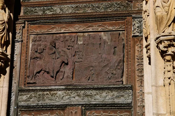 Декоративные Рельефы Деревянных Дверях Церкви Санта Мария Аранда Дуэро Бургос — стоковое фото