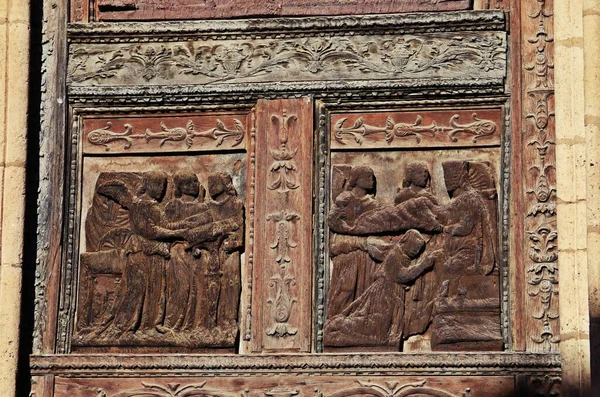 Декоративные Рельефы Деревянных Дверях Церкви Санта Мария Аранда Дуэро Бургос — стоковое фото