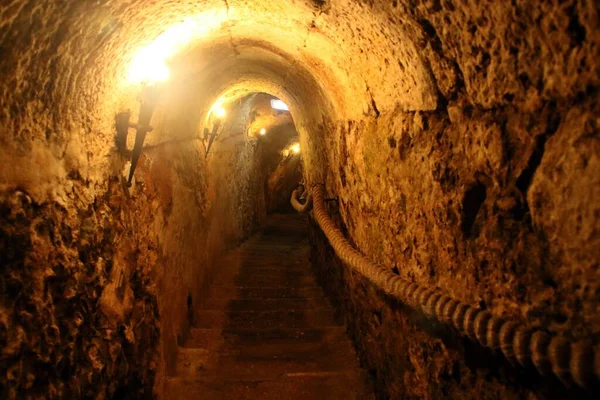 電球に照らされたトンネルに降ります スペインのAranda Dueroにある歴史的な15世紀のワイナリー — ストック写真