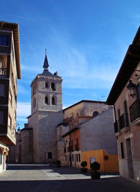 Santa Maria Koleji Kilisesi, Aranda de Duero, Burgos, İspanya. San Juan Caddesi 'nden görüntü.