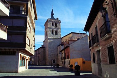 Santa Maria Koleji Kilisesi, Aranda de Duero, Burgos, İspanya. San Juan Caddesi 'nden görüntü.