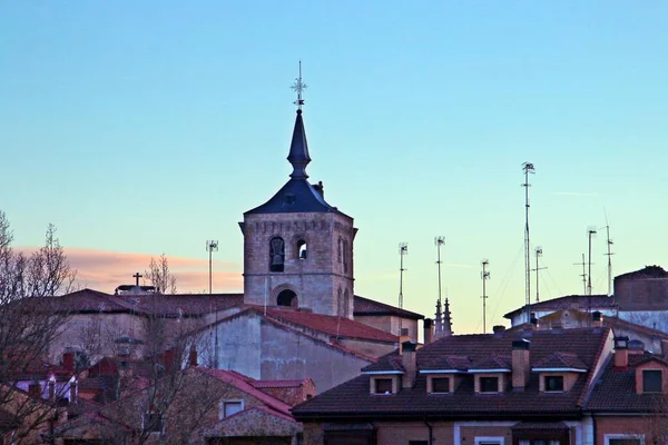 Колокольня Коллегиальной Церкви Санта Мария Закате Башня Окружена Телевизионными Антеннами — стоковое фото