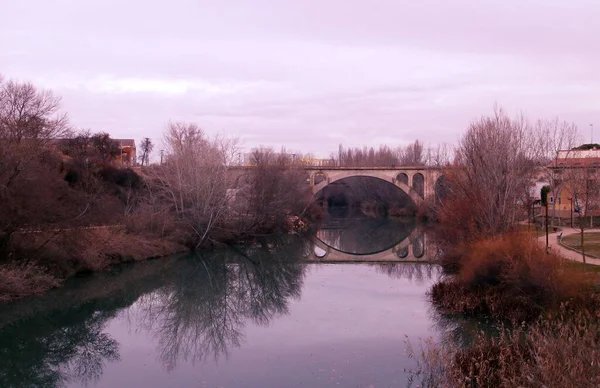 Ηλιοβασίλεμα Μια Γέφυρα Πάνω Από Τον Ποταμό Duero Σιδηροδρομική Γέφυρα — Φωτογραφία Αρχείου