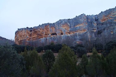 İspanya, Segovia 'da Riaza nehrinin yanında yürüyüş parkurunda. Riaza nehir vadisini oluşturan kireçtaşı kayalıkları.