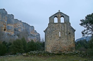 San Martin del Casuar 'ın Segovia, İspanya' daki Riaza nehri vadisinde inziva yeri. Roma kilisesi 11. yüzyılda yıkılmış durumda..