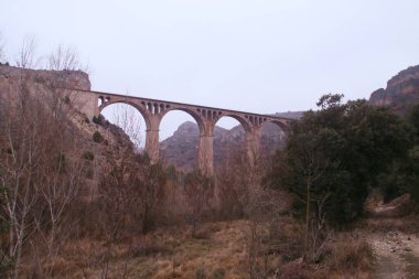 İspanya, Segovia 'da Riaza nehri üzerindeki viyadük köprüsü. Sonbaharda Riaza nehrinin yanında yürüyüş parkuru..