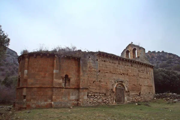 スペインのセゴビアのリアザ川の渓谷にあるサン マーティン カサーのエルミタージュ 11世紀に建てられた遺跡でロマネスク様式の教会 — ストック写真