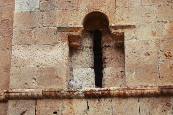スペインのセゴビアのリアザ川の渓谷にあるサン マーティン カサーのエルミタージュ美術館の窓 11世紀に建てられた遺跡でロマネスク様式の教会 — ストック写真