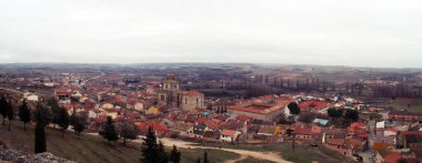 İspanya 'nın Burgos, Santa Ana katolik kilisesinin merkezi manzaralı Penaranda de Duero panoramisi. Barok mimarisi. Şehrin çatıları ve ufukta ekin tarlaları.. 