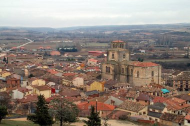 İspanya 'nın Burgos, Penaranda de Duero kentindeki Katolik Kilisesi (eski Kolej Kilisesi). Barok mimarisi. Şehrin çatıları ve ufukta ekin tarlaları..