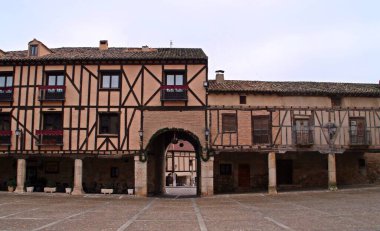 Plaza Mayor (Ana Meydan) ve Penaranda de Duero, Burgos, İspanya 'daki kalenin ortaçağ kapısı. İspanyol ortaçağından geleneksel mimari.