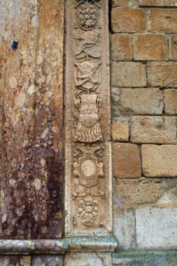 Penaranda de Duero, Burgos, İspanya 'daki Miranda ya da Avellaneda kontlarının sarayının duvarındaki rahatlamalar. İspanya 'daki ortaçağ sanatının ayrıntıları.