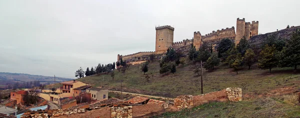スペインの町ペナランダ ドゥエロの城 要塞は市の近くの丘の上にあり その最初の建設は11世紀からのものです — ストック写真