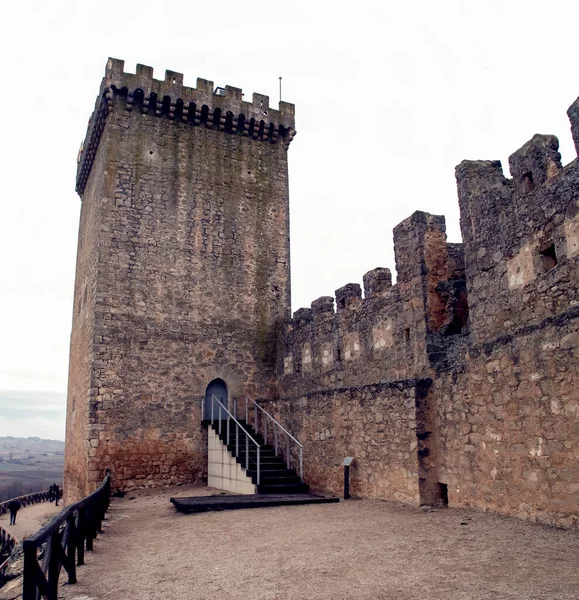 スペインの町ペナランダ ドゥエロ城の塔 要塞は市の近くの丘の上にあり その最初の建設は11世紀からのものです — ストック写真