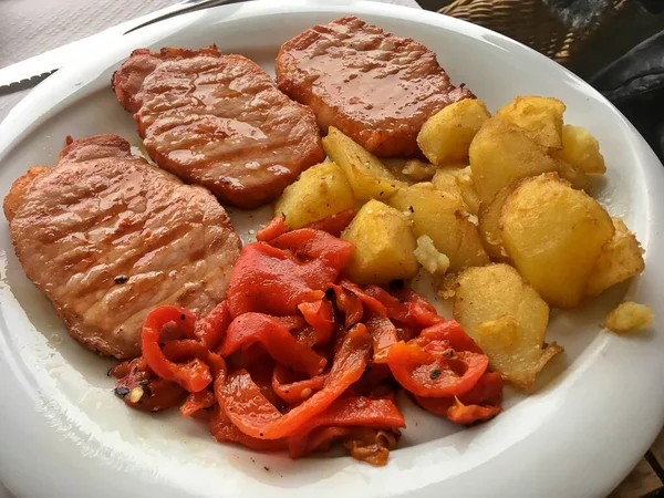 Lombo Porco Marinado Com Batatas Fritas Pimentas Comida Espanhola Prato — Fotografia de Stock