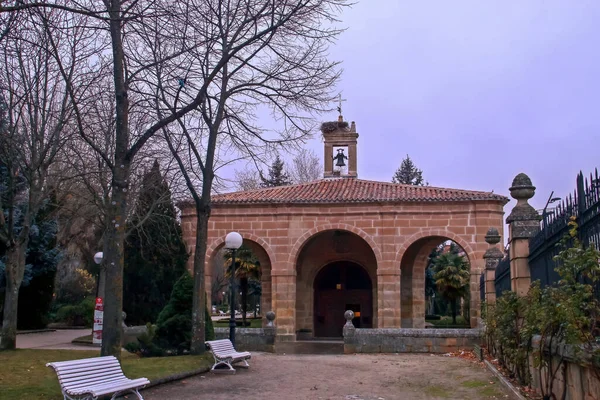 索里亚 西班牙 塞万提斯阿拉米达 公园内的拉索莱达天主教隐士教堂 在寒冷多云的秋日 走进小庙 — 图库照片