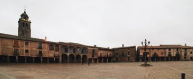 İspanya 'nın Soria kentindeki Medinaceli şehrinin ana meydanı (plaza mayor). Şimdilerde turistler tarafından sık sık ziyaret edilen çok sayıda anıtsal (eski kasaba) yapısına sahip tarihi kasaba.