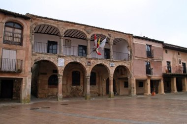 Plaza Mayor 'daki Antik Tahıl Ticaret Binası, şimdi Medinaceli Turizm Ofisi, Soria, İspanya. Çok sayıda anıtsal yapıya sahip tarihi kasaba, şu anda turistler tarafından sık sık ziyaret ediliyor..