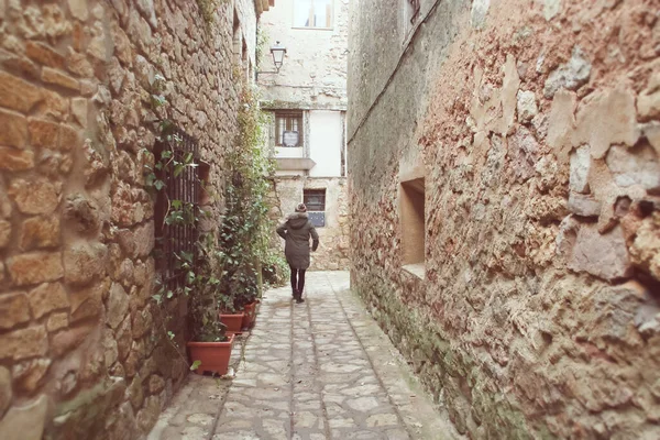 Young Woman Alley Medinaceli Historical City Soria Spain Girl Coat — Stock Photo, Image