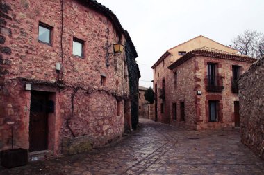 İspanya 'nın Soria kentindeki tarihi Medinaceli şehrinin sokakları. Çok sayıda anıtsal yapıya sahip tarihi kasaba, şu anda turistler tarafından sık sık ziyaret ediliyor..