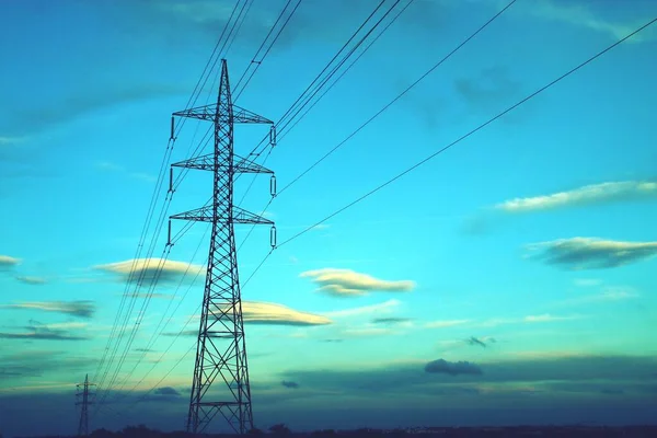 Високовольтні Вежі Проведення Електрики Зображення Зроблене Заході Сонця Гарними Теплими — стокове фото
