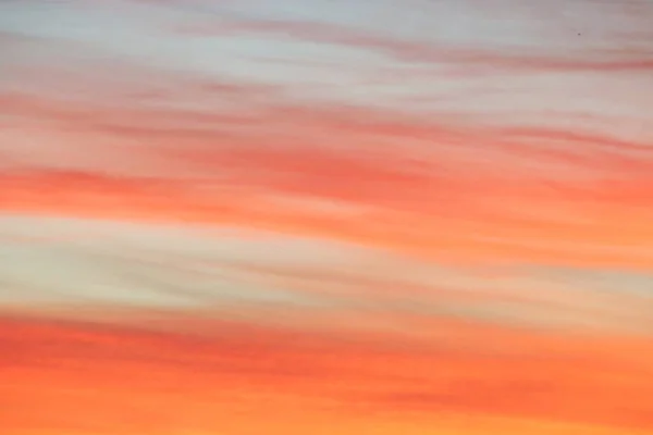 日没時に暖かい色の雲 マドリードのグアダラマ山脈の上の太陽の最後の光線と空の雲の背景 — ストック写真