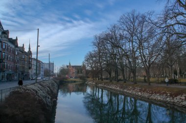 Malmö, İsveç; 02: 15 2016. Kasabanın merkezindeki kanal boyunca uzanan Eski Mezarlığın Parkı. Malmö 'deki kanallar aslında 19. yüzyılda inşa edilen savunma sisteminin bir parçasıydı..