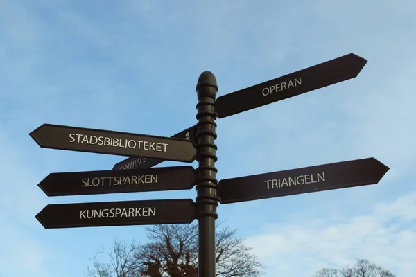 Μάλμε Σουηδία 2016 Πινακίδες Κατεύθυνσης Στο Μάλμο Διαφορετικά Ξύλινα Βέλη — Φωτογραφία Αρχείου