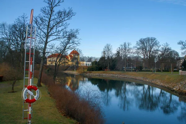 2016年2月15日 スウェーデン マルメ スウェーデンのマルモにある運河と王の公園 屋外で散歩やリラックスする公共公園 — ストック写真