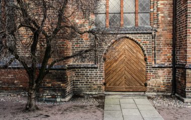 İsveç, Malmö 'deki Aziz Peter Kilisesi' nin kapısı. Kapının ve binanın yan tarafının Gotik detayları..