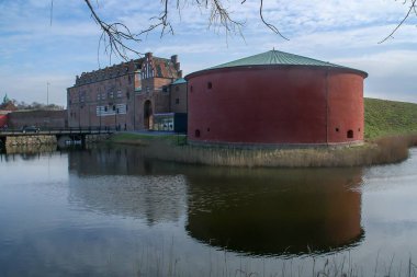 Malmö kalesi ve onun savunma kanalı, İsveç. Kuruluş tarihi 1434 'e dayanıyor, halihazırda müze olarak çalışıyor..