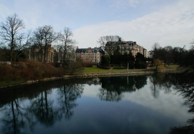 İsveç, Malmö 'deki King' s Park 'ta. Bu amaçla bahçelerin, ağaçların ve su kanallarının birleştiği açık havada yürümek ve dinlenmek için halka açık bir park..