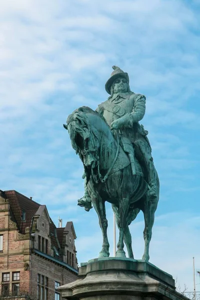 カール王 シャルル Xグスタフ マルモ の騎馬像 馬の像はスウェーデンのマルメで最大の広場の真ん中に立っています — ストック写真