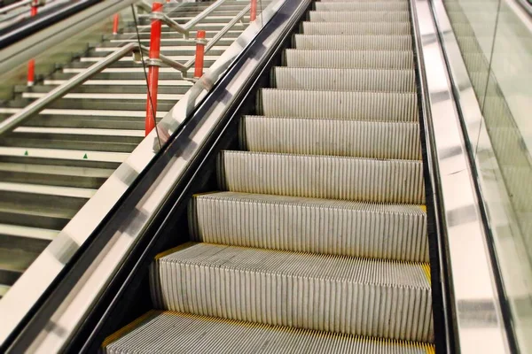 Escada Rolante Escadas Metrô Madrid Espanha Escaladoras Metálicas Estação Metro — Fotografia de Stock