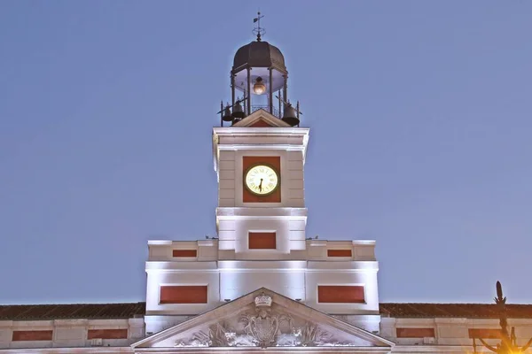 日没時にプエルタ ソル広場の本館の塔の時計 郵便局の宮殿で時計 マドリード スペインのコミュニティの現在の大統領 — ストック写真