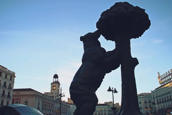 西班牙马德里索尔广场上的熊雕塑和草莓树雕塑 马德里共同体主席团大楼的立面 以钟楼为背景 — 图库照片