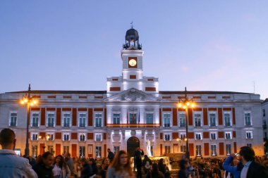 Madrid, İspanya. 103 2018. Madrid Topluluğu Başkanlığı binasının ön cephesi (İspanyolca: Presidencia de la Comunidad de Madrid). Gün batımında Plaza del Sol 'da aydınlanmış cephe.